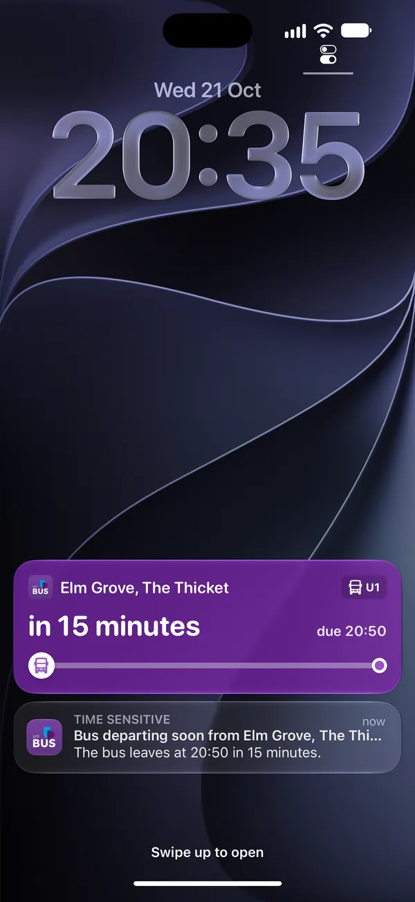 20:35의 잠금 화면: Elm Grove, The Thicket의 UoP Bus 실시간 현황(15분 후, 예정 20:50)과 버스가 20:50에 출발한다는 시간 민감 알림.